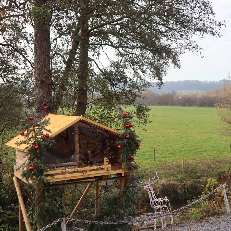 Grote houten kerststal in Zuid-Limburgs landschap