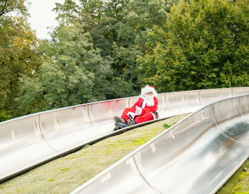 Kerstman op rodelbaan